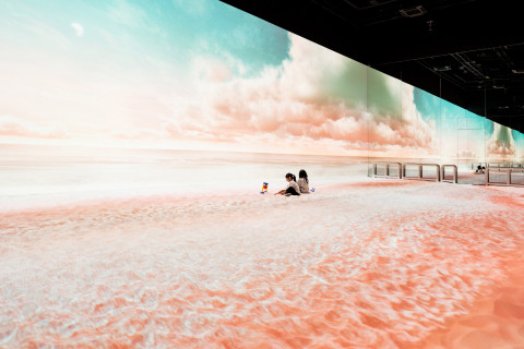 ‘아르떼 키즈파크 제주’에서 분홍색 미디어아트 해변과 함께 모래놀이를 즐길 수 있는 공간인 ‘샌드 비치(Sand Beach)’ (디스트릭트 제공)