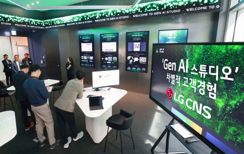 우정사업본부 직원들이 LG CNS ‘Gen AI 스튜디오’ 투어에 참여해 LG CNS의 생성형 AI PoC 우수사례 솔루션 관련 설명을 듣고 있다