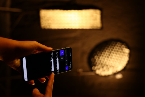 신제품 ‘V-마운트 시리즈 COB 조명’ 3종은 ‘울란지 커넥트(Ulanzi Connect)’ 앱을 통해 사용자가 스마트폰으로 조명 설정을 직접 제어할 수 있다
