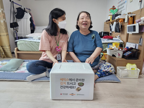 성남시한마음복지관에서 쎄믹스가 후원한 김치를 가정 방문해 전달하고 있는 모습
