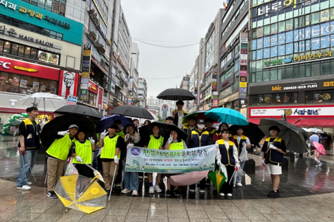 자치조직 연합 플로깅 활동 ‘퍼스트 펭귄’ 참가자들이 기념사진을 촬영하고 있다