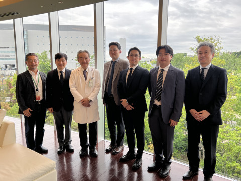 입셀 주지현 대표(왼쪽부터 두번째)와 남유준 CTO(왼쪽부터 네번째)가 일본 카마쿠라 종합병원 고바야시 병원장(왼쪽부터 세번째) 및 관계자들과  임상시험 추진 계획 논의 후 기념사