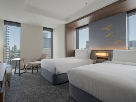 ‘프리미어 호텔-캐빈 프레지던트-도쿄’는 총 135개의 객실로 구성된 호텔로, 객실과 프런트 곳곳에 바다와 하늘을 연상케 하는 갈매기와 파도를 모티브로 한 그림이 그려져 있다