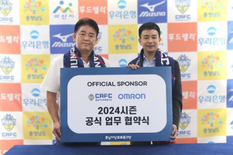 한국오므론헬스케어와 충남아산프로축구단이 스포츠용 저주파 마사지기 제품 후원 업무협약을 체결했다. 왼쪽부터 충남아산프로축구단 박성관 단장, 한국오므론헬스케어 아다치 다이키 대표이사