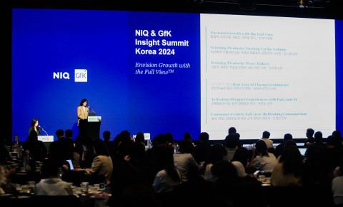 NIQ 코리아 최경희 대표가 주요 고객 300여 명이 참여한 가운데, ‘인사이트 서밋 코리아 2024’ 고객 초청 세미나에서 NIQ와 GfK의 통합 데이터 분석 솔루션을 소개하고 