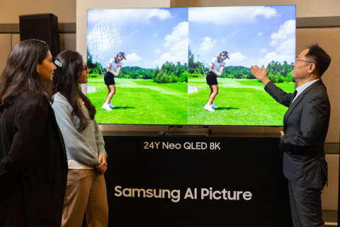 브라질 상파울루 ‘2024 중남미 테크세미나’에서 참석자들이 2024년형 Neo QLED 8K 신제품을 살펴보고 있다