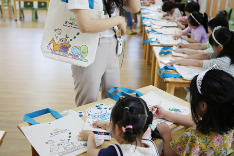 한국자동차환경협회가 5월 27일 ‘제로 E-Mission 주간’을 맞아 서울 강동구 상일동에 있는 구립상일어린이집을 방문해 ‘찾아가는 제로 E-Mission 체험교육’을 진행했다