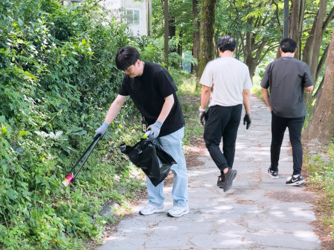 하천 주변 환경정화 활동을 펼치고 있는 KRISO 직원들