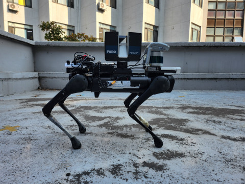 스마트건설단이 ‘2024 국토교통기술대전’에서 선보인 사족보행 로봇개. 위험요소가 많은 건축현장에 투입돼 사람 대신 고정밀 3차원 접근데이터를 원격수집할 수 있다