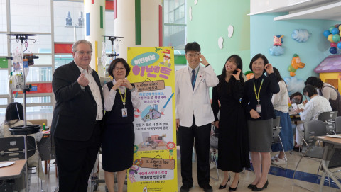 RMHC Korea 제프리 존스 회장(왼쪽부터 첫번째)과 안수인 대표(왼쪽부터 다섯번째), 부산대학교 어린이병원 정재민 병원장(왼쪽부터 세번째)과 병원관계자들이 기념 촬영을 하고 