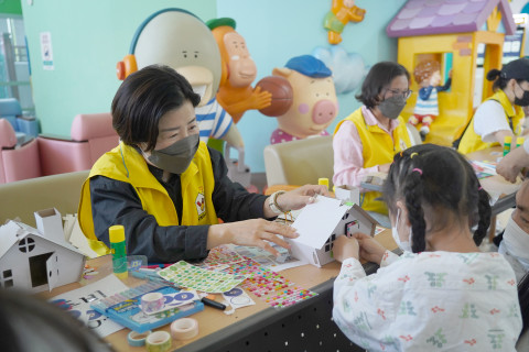 양산 부산대학교 어린이병원 로비에서 아이들이 RMHC와 하우스 만들기 행사를 진행하고 있다