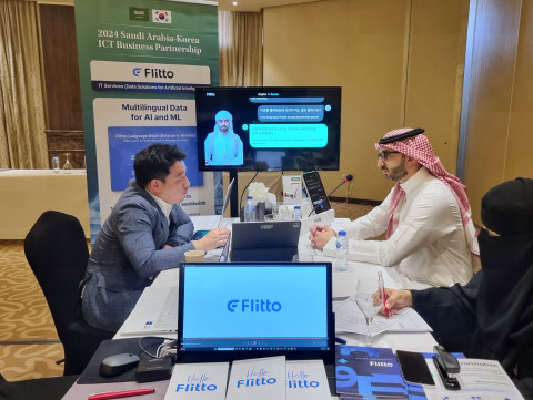 사우디아라비아 리야드에서 열린 ‘한-사우디 ICT 비즈니스 파트너십’ 상담회에서 플리토 이정수 대표가 현지 IT 기업 관계자에게 실시간 통번역 솔루션에 관해 설명하고 있다