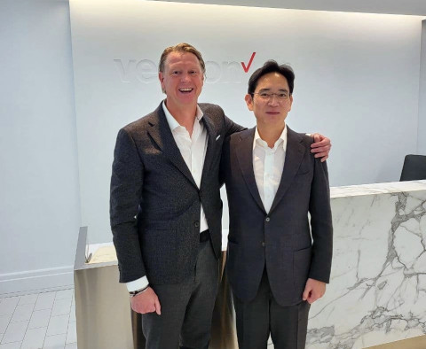 2021년 11월 이재용 당시 삼성전자 부회장이 버라이즌 본사를 방문해 한스 베스트베리 CEO와 기념촬영을 하고 있는 모습