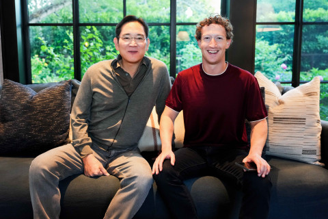 이재용 삼성전자 회장이 미국 서부 팔로알토에 위치한 마크 저커버그(Mark Zuckerberg) 메타 CEO 자택에서 기념 촬영을 하고 있다