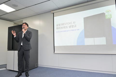 삼성전자 냉장고 미디어 브리핑에서 삼성전자 선행개발팀 위훈 부사장이 ‘비스포크 AI 하이브리드’ 냉장고를 설명하고 있다
