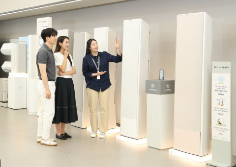 삼성스토어 서초에서 매니저가 소비자들에게 ‘비스포크 AI 무풍 갤러리’를 안내하고 있다