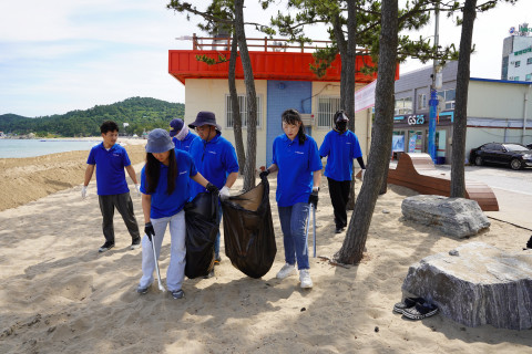 베바스토 울산 공장 임직원들이 ‘베바스토 글로벌 소셜 위크’를 맞아 진해해수욕장에서 해변 정화 활동을 진행하고 있다