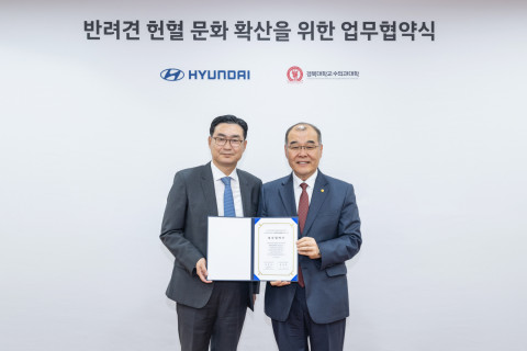 왼쪽부터 현대자동차 국내사업본부장 정유석 부사장, 경북대학교 홍원화 총장이 기념 촬영을 하고 있다