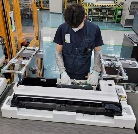 광주광역시 광산구 하남산단 6번로에 위치한 삼성전자 광주사업장에서 직원들이 ‘시스템 에어컨’을 생산하는 모습