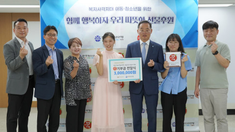 오른쪽 세번째부터 한국청소년연맹 이상익 사무총장과 예작음악사 김성은 대표