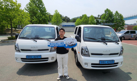 파워프라자가 월미공원사업소에 더블캡 전기화물차 ‘봉고3ev피스 더블캡’ 2대를 공급했다