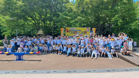 서울장애인종합복지관의 ‘제14회 장애이해퀴즈쇼 : 골든벨을 울려라’에 참가한 어린이와 가족들이 기념사진을 촬영하고 있다
