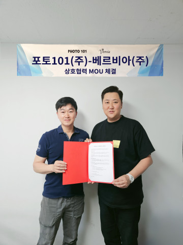 왼쪽부터 포토101 박상규 대표, 베르비아 권용은 대표가 업무협약 체결 후 기념사진을 촬영하고 있다