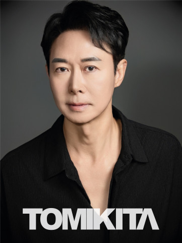 재미교포 토미키타는 세계적으로 인정받는 가수 겸 기타리스트 뮤지션이다. 어린 시절부터 미국과 유럽에서 활동하면서 Billboard CMJ 차트에서 1위를 차지하기도 했으며, 당시 