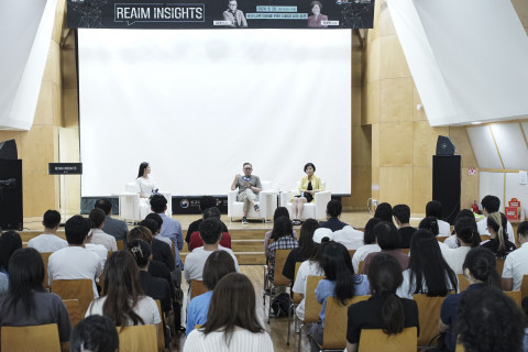 장예인 아나운서의 사회로, 카이스트 김대식 교수와 한국국방기술학회 박영욱 이사장이 패널로 참여해 AI 기술이 우리 사회와 일상에 미치는 영향을 설명하고 REAIM 고위급회의에 대해