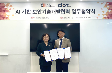 왼쪽부터 CIOT 박현주 대표와 씨이랩 이우영 대표가 업무협약식에서 기념 촬영을 하고 있다