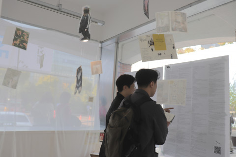 ‘문화공간기획 작업장’ 참여 청소년 전시 관람객