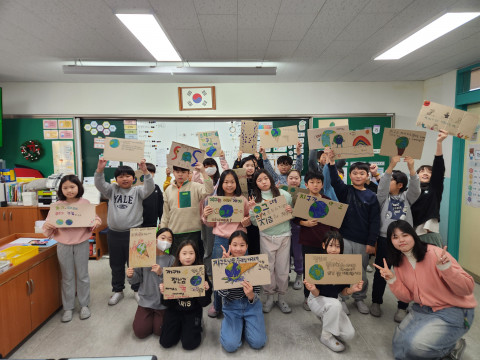 ECO TEACHER 대학교에 참여한 청소년 환경 강사가 환경수업을 진행하고, 수업 시간에 만든 환경 피켓을 들고 기념 촬영을 하고 있다