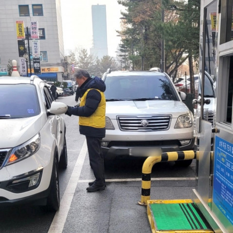 노원구시설관리공단의 공영주차장에서 차량이 요금을 정산하고 있다(사진=노원구시설관리공단)