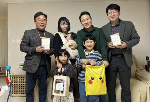 엘앤에프, 임직원 자녀 초등학교 입학 축하 선물 전달