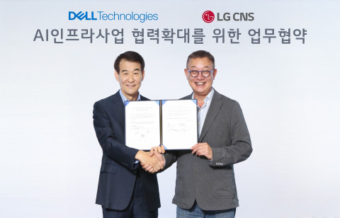 왼쪽부터 한국 델 테크놀로지스 김경진 총괄사장과 LG CNS 현신균 대표가 업무협약식에서 기념 촬영을 하고 있다