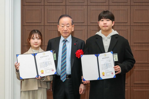 한국로타리가 19일 한국프레스센터에서 ‘2025년도 합동 장학금 전달식’을 진행했다. 이동건 국제로타리 전 세계회장이 장학생 심예진(좌, 홍익대), 김승기(우, 단국대)에게 장학금