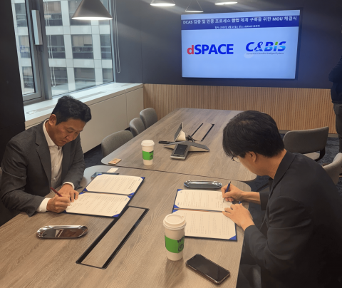 dSPACE 코리아 손태영 대표(오른쪽)와 씨엔비스 백재원 대표가 ‘DCAS 검증 및 인증을 위한 업무 협약’을 체결하고 있다