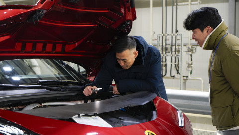 지난 15일 경기도 화성시 한국교통안전공단 자동차안전연구원에서 중앙일보 올해의 차(Car Of The Year, COTY) 김진표 심사위원이 차량 제조사 관계자의 설명을 들으며 평