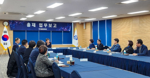 임호영 한국청소년연맹 총재가 직접 기관별 업무보고를 받고 있다