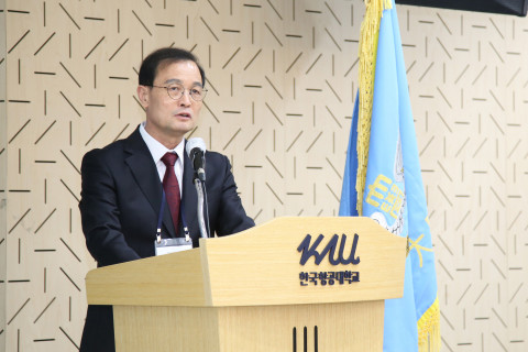 KAU 항공안전센터의 초대 센터장을 맡은 한국항공대 항공운항학과 이장룡 교수가 센터의 비전을 설명하고 있다
