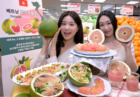 10일 롯데마트 잠실점에서 모델들이 건강과일로 관심을 얻고 있는 베트남 포멜로를 선보이고 있다. 포멜로는 저칼로리, 저당 식품으로 비타민 C와 식이섬유가 풍부하다. 글로벌과 베트남