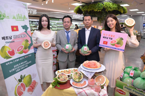 10일 롯데마트 잠실점에서 호앙팟 청과회사 느엥 칵 휘(Nguyen Khac Huy) 사장(왼쪽 세번째) 및 주한베트남대사관 팡 칵 뚜엔(Pham Khac Tuyen) 상무관(왼쪽