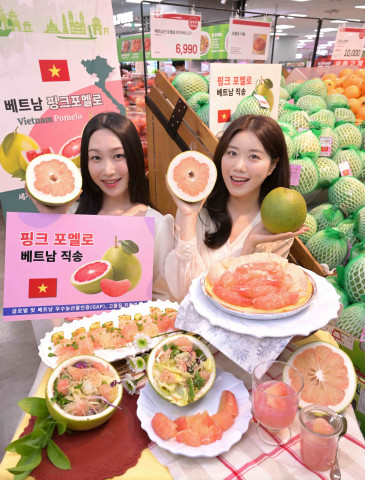 10일 롯데마트 잠실점에서 모델들이 건강 과일로 관심을 받고 있는 베트남 포멜로를 활용한 다양한 요리를 선보이고 있다. 포멜로는 대표적인 저칼로리·저당 과일로, 비타민 C와 칼륨,