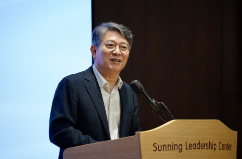 KGM 곽재선 회장이 ‘2025년 파트너스 데이(KGM PARTNER’S DAY 2025)’ 행사에서 환영사를 하고 있다