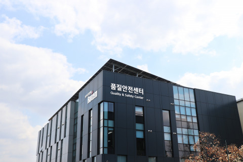 태양광 발전 설비가 설치된 현대로템 창원공장 품질안전센터