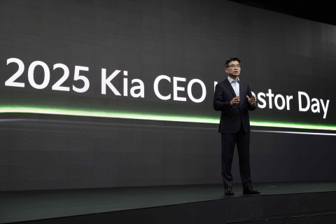 기아 송호성 사장이 ‘2025 CEO 인베스터 데이(CEO Investor Day)’에서 기아의 중장기 사업 전략과 재무 목표 등에 설명하고 있다