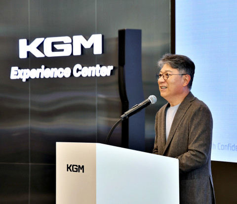 KGM 곽재선 회장이 시승 행사에서 인사말을 하고 있다