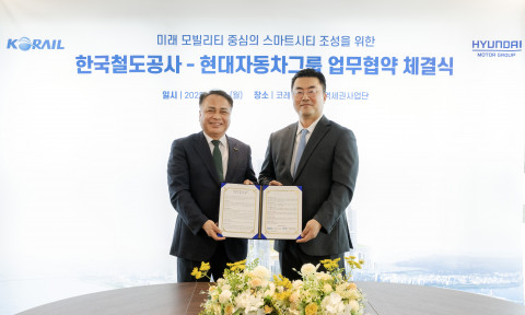 왼쪽부터 한국철도공사 정정래 부사장, 현대자동차그룹 GSO 김흥수 부사장이 업무협약 체결식에서 기념 촬영을 하고 있다