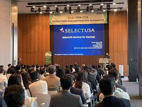주한미국대사관 Shanah Lee 상무관이 Select USA 프로그램을 설명하고 있다(사진=펜벤처스코리아)