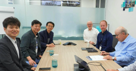 신록태양광에너지 김요한 사업기획팀장, 박명기 부사장, 정창근 고문과 ClearVue Technologies Ltd. 마틴 딜 대표이사, 클리프턴 스마이스 사업개발총괄 책임자, 빅터